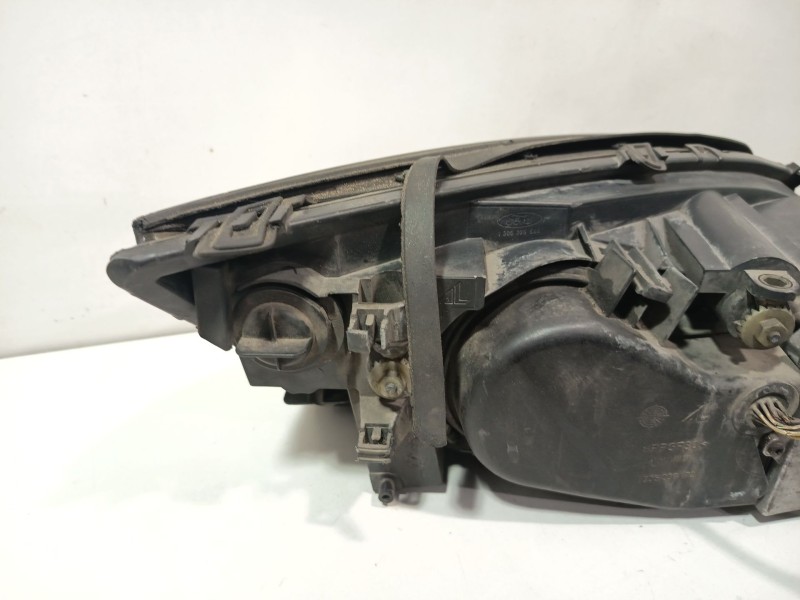Recambio de faro izquierdo para ford mondeo iv sedán (ba7) 2.0 referencia OEM IAM 0301174271  