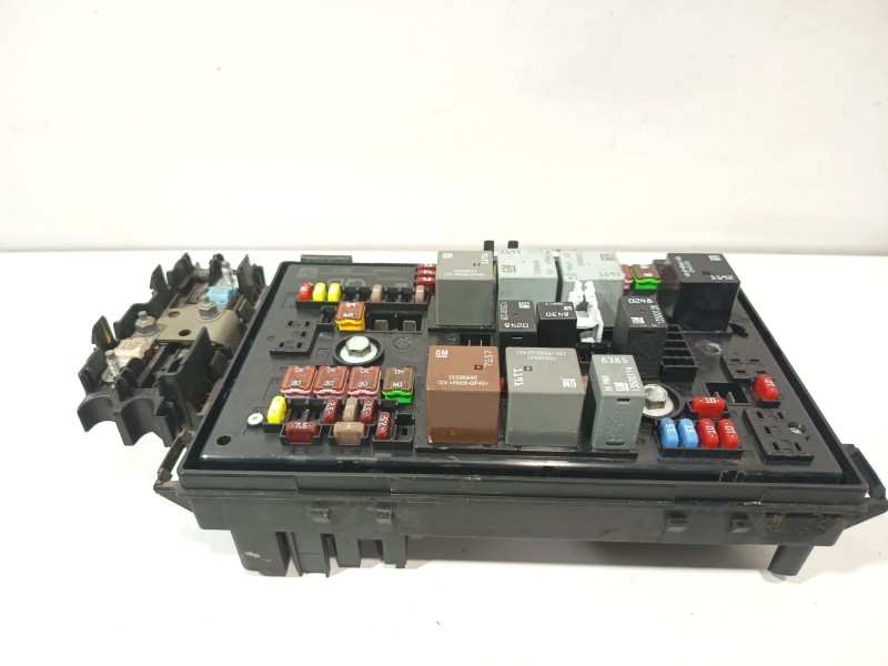 Recambio de caja reles / fusibles para opel astra j (p10) 1.4 (68) referencia OEM IAM 13302310  