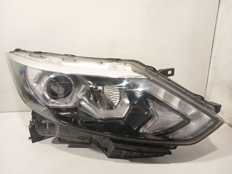 Recambio de faro derecho para nissan qashqai ii (j11, j11_) 1.6 dci referencia OEM IAM 260104EH2A  