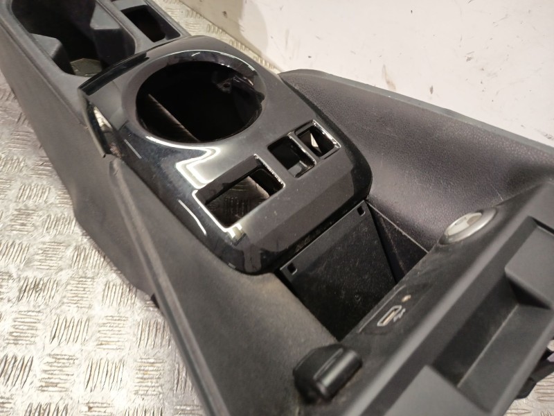 Recambio de apoyabrazos central para nissan leaf (ze1) electric referencia OEM IAM 969105SH0B  