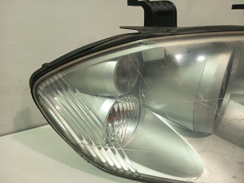 Recambio de faro derecho para ssangyong rodius i 2.7 xdi referencia OEM IAM 8310221205  