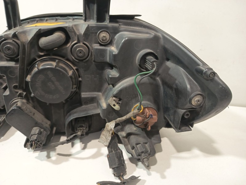 Recambio de faro derecho para ssangyong rodius i 2.7 xdi referencia OEM IAM 8310221205  