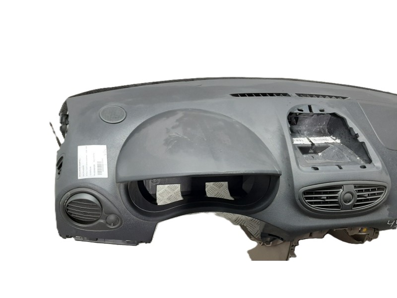 Recambio de salpicadero para renault clio iii confort dynamique referencia OEM IAM 8200884288  