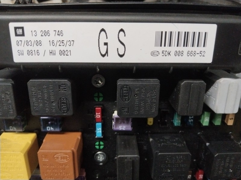 Recambio de caja reles / fusibles para opel zafira b 1.9 cdti referencia OEM IAM 015349211  