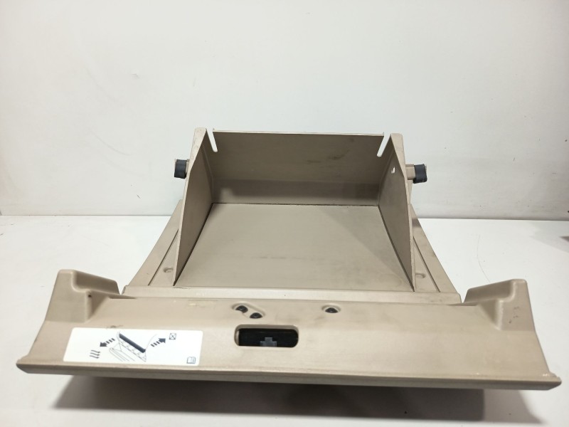 Recambio de guantera para dodge caliber 2.0 crd referencia OEM IAM 83777D 1ED79BDAAA 