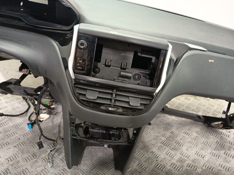Recambio de salpicadero para peugeot 208 i (ca_, cc_) 1.2 vti 82 referencia OEM IAM 16077378ZD  