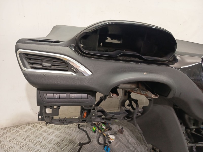 Recambio de salpicadero para peugeot 208 i (ca_, cc_) 1.2 vti 82 referencia OEM IAM 16077378ZD  