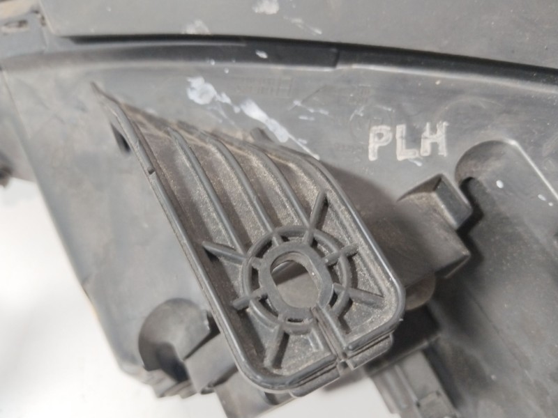 Recambio de faro derecho para ssangyong kyron 2.0 xdi referencia OEM IAM 8310209101  