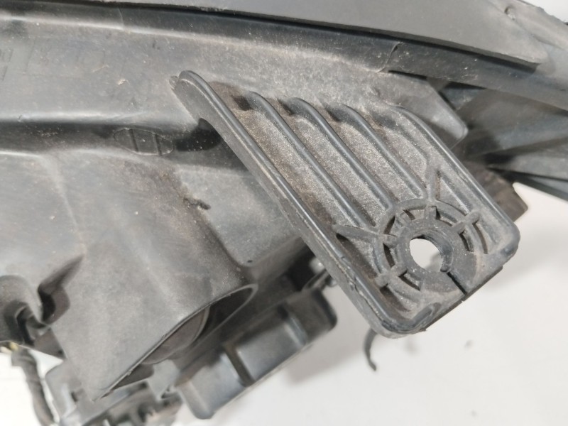 Recambio de faro derecho para ssangyong kyron 2.0 xdi referencia OEM IAM 8310209101  