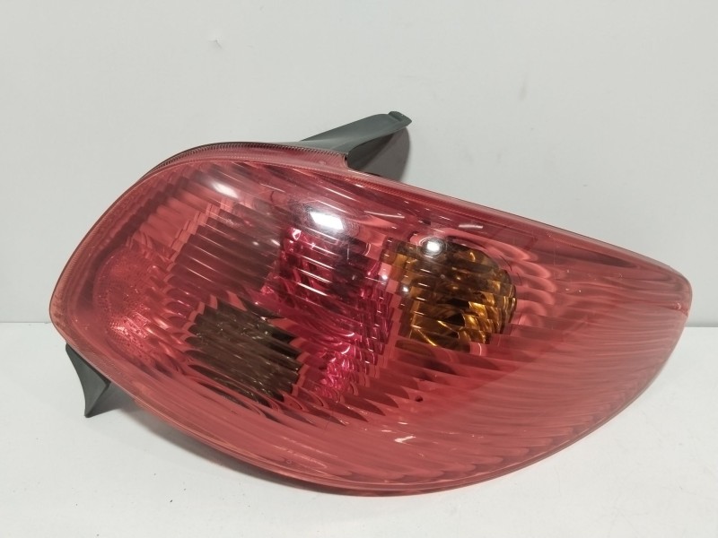 Recambio de piloto trasero derecho para peugeot 206 hatchback (2a/c) 1.4 i referencia OEM IAM 6351S0  