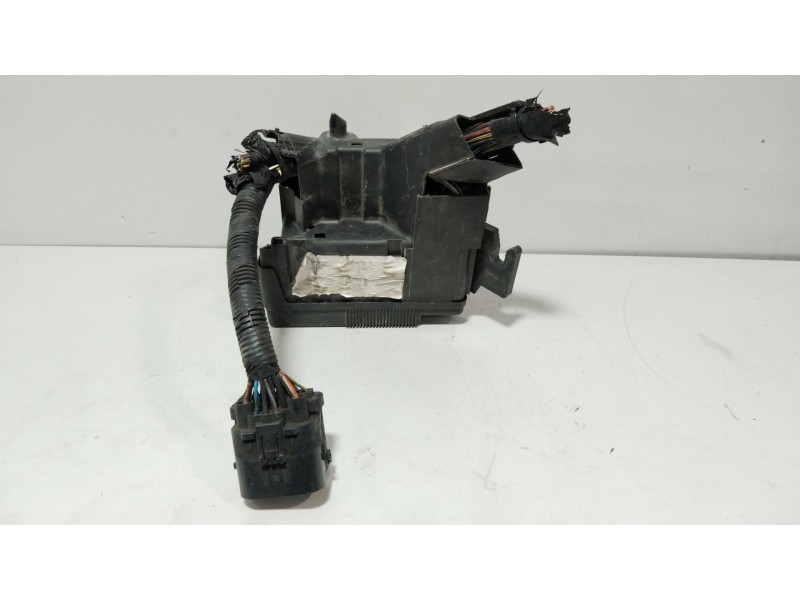 Recambio de caja reles / fusibles para ford fiesta vi van 1.4 tdci referencia OEM IAM 8V5114B144BA  