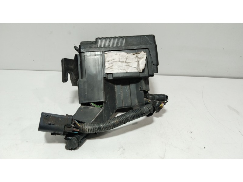 Recambio de caja reles / fusibles para ford fiesta vi van 1.4 tdci referencia OEM IAM 8V5114B144BA  
