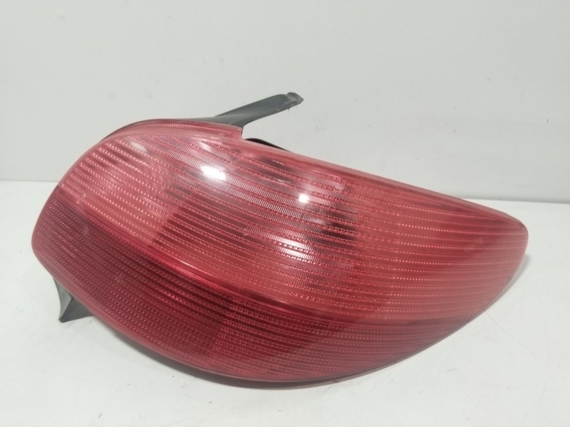 Recambio de piloto trasero derecho para peugeot 206 hatchback (2a/c) 1.4 i referencia OEM IAM 6351S0  