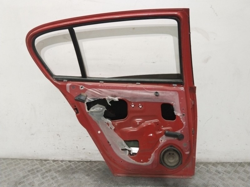 Recambio de puerta trasera izquierda para opel astra h berlina cosmo referencia OEM IAM  ROJO 