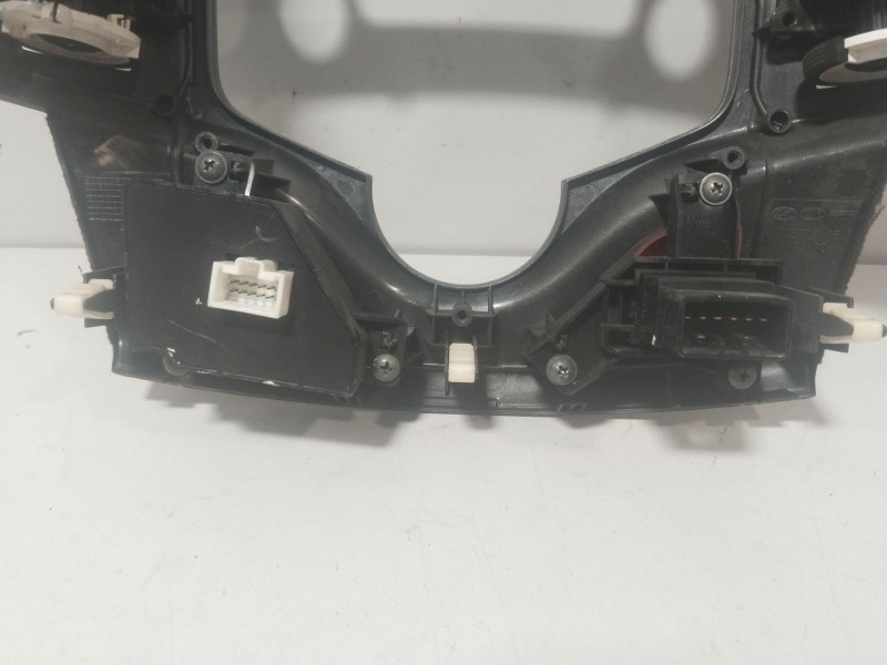 Recambio de rejilla central delantera para hyundai i30 (fd) 1.6 referencia OEM IAM U05F05  