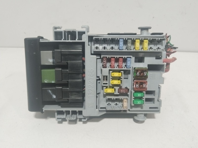 Recambio de caja reles / fusibles para chevrolet cruze (j300) 2.0 cdi referencia OEM IAM 13222786  