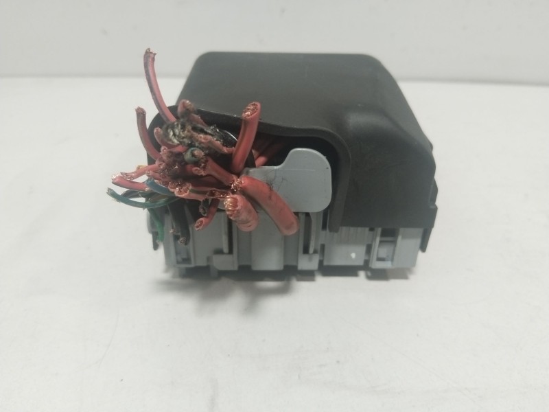 Recambio de caja reles / fusibles para chevrolet cruze (j300) 2.0 cdi referencia OEM IAM 13222786  