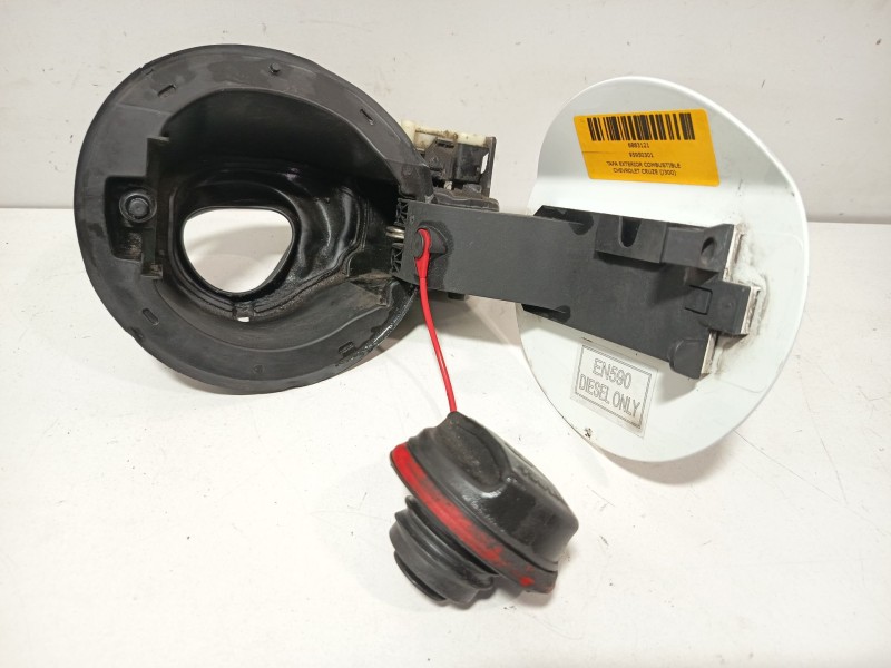 Recambio de tapa exterior combustible para chevrolet cruze (j300) 2.0 cdi referencia OEM IAM 95950301  