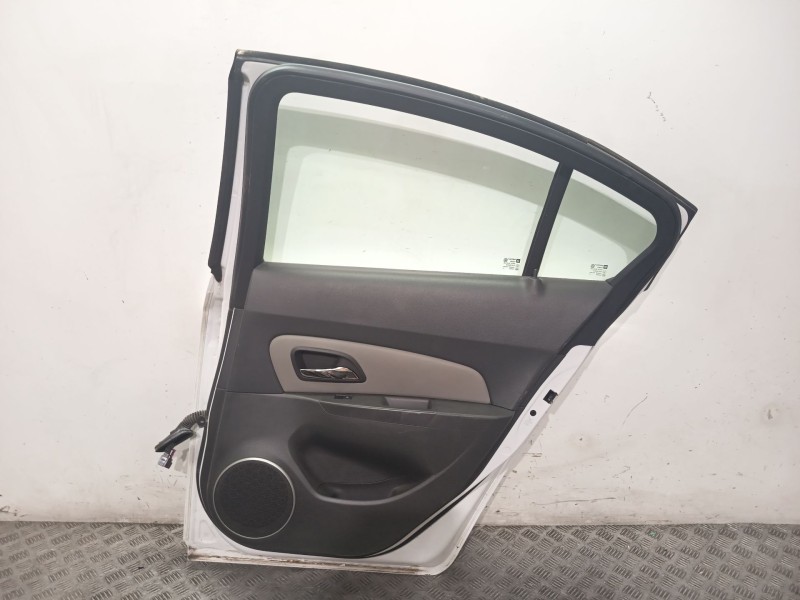 Recambio de puerta trasera derecha para chevrolet cruze (j300) 2.0 cdi referencia OEM IAM 95987764  