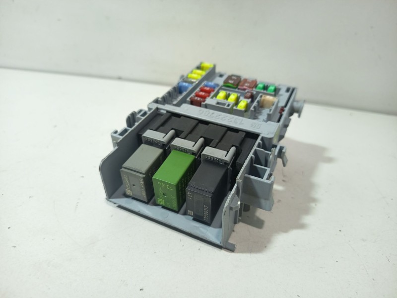 Recambio de caja reles / fusibles para chevrolet orlando (j309) 2.0 d referencia OEM IAM 13222786  