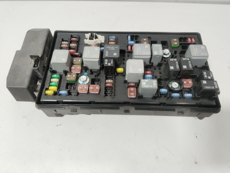 Recambio de caja reles / fusibles para chevrolet cruze (j300) 2.0 cdi referencia OEM IAM 13222782  