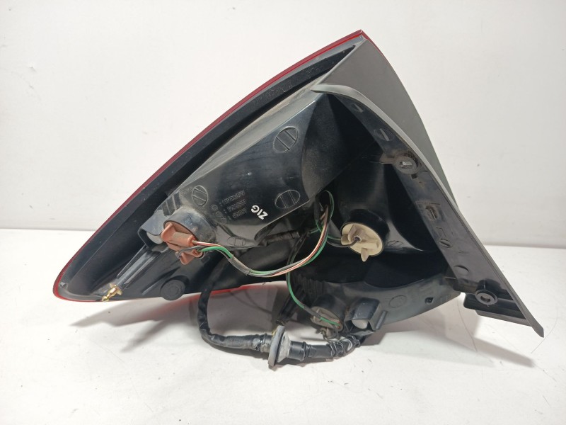Recambio de piloto trasero derecho para kia rio i hatchback (dc) 1.3 referencia OEM IAM 92402FD070  