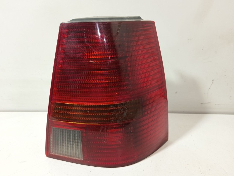 Recambio de piloto trasero derecho para volkswagen golf iv (1j1) 1.6 16v referencia OEM IAM 1J5945257  
