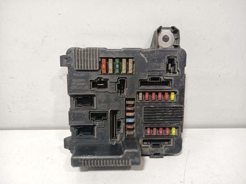 Recambio de caja reles / fusibles para renault scenic ii exception referencia OEM IAM 8200306032B  