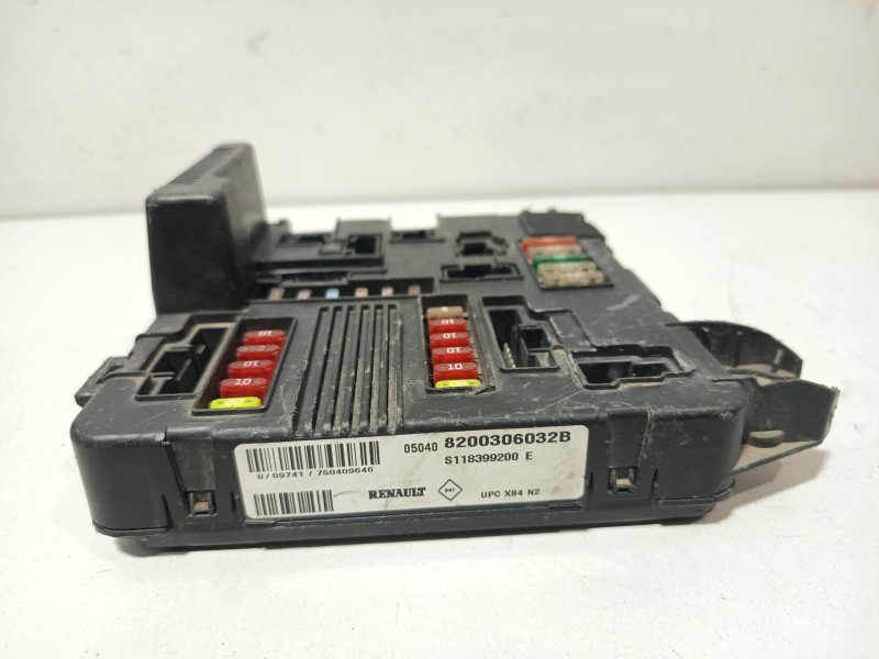 Recambio de caja reles / fusibles para renault scenic ii exception referencia OEM IAM 8200306032B  