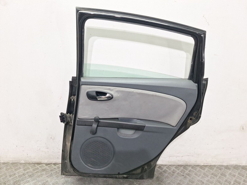 Recambio de puerta trasera derecha para seat leon (1p1) 1.6 referencia OEM IAM 1P0833056  NEGRO