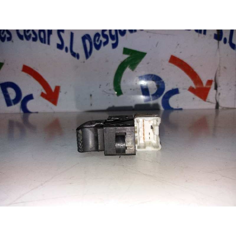 MANDO ELEVALUNAS DELANTERO DERECHO 935751D1010G  - imagen 2